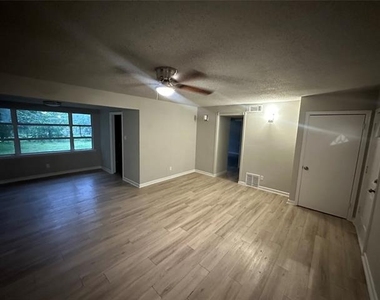 2908 Binyon Street - Photo Thumbnail 3