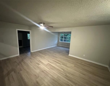 2908 Binyon Street - Photo Thumbnail 5