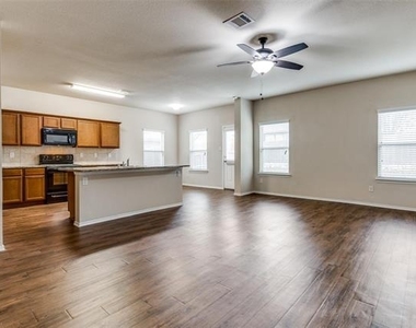 2903 Castlebend Drive - Photo Thumbnail 4