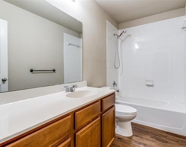 2903 Castlebend Drive - Photo Thumbnail 20