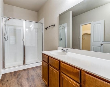 2903 Castlebend Drive - Photo Thumbnail 16