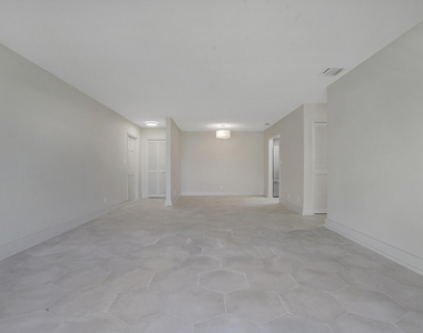 315 Venetian Drive - Photo Thumbnail 12