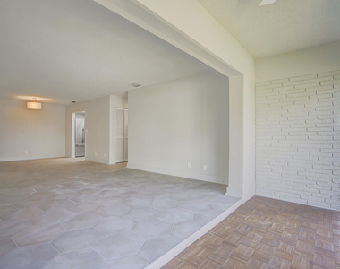 315 Venetian Drive - Photo Thumbnail 11