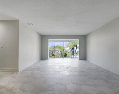 315 Venetian Drive - Photo Thumbnail 8