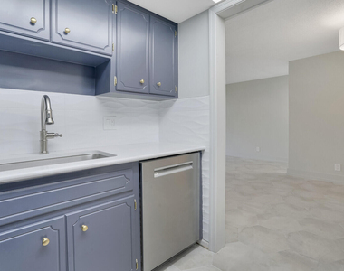 315 Venetian Drive - Photo Thumbnail 3