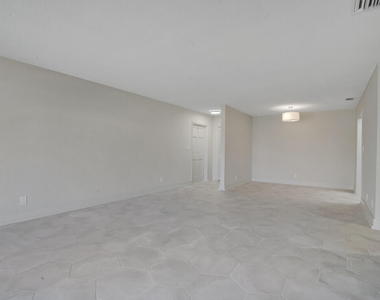 315 Venetian Drive - Photo Thumbnail 9