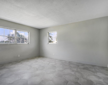 315 Venetian Drive - Photo Thumbnail 18