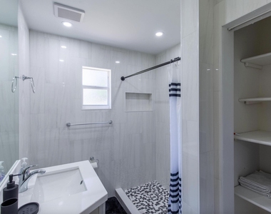 16932 W Aintree Drive W - Photo Thumbnail 14