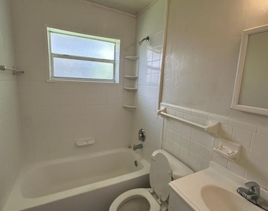 2601 Nw 64th Terrace - Photo Thumbnail 9