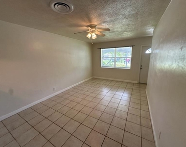 2601 Nw 64th Terrace - Photo Thumbnail 6