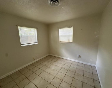 2601 Nw 64th Terrace - Photo Thumbnail 7