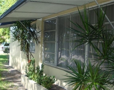 1201 S 19th Avenue - Photo Thumbnail 2