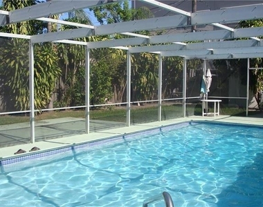1201 S 19th Avenue - Photo Thumbnail 3