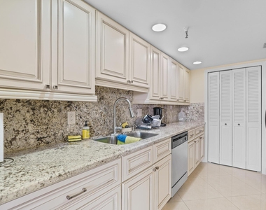 859 Jeffery Street - Photo Thumbnail 5