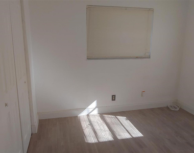 3860 Nw 8th Place - Photo Thumbnail 5