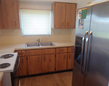 3860 Nw 8th Place - Photo Thumbnail 8
