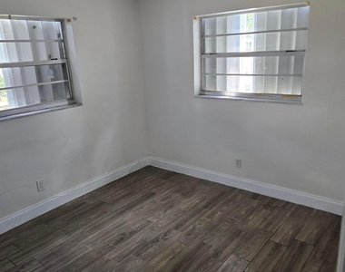 3860 Nw 8th Place - Photo Thumbnail 13