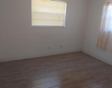 3860 Nw 8th Place - Photo Thumbnail 4