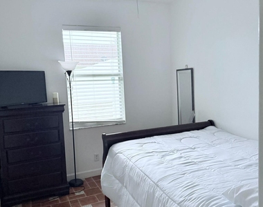 11937 Sturbridge Lane - Photo Thumbnail 7