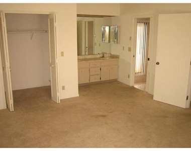 6050 Amberwoods Drive - Photo Thumbnail 4