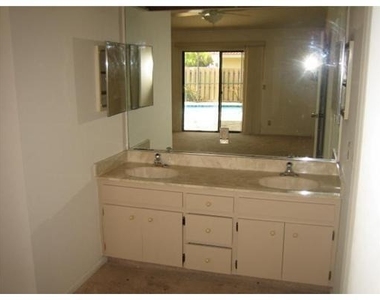 6050 Amberwoods Drive - Photo Thumbnail 6