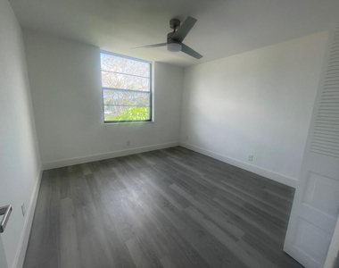 7460 Nw 18th Street - Photo Thumbnail 3