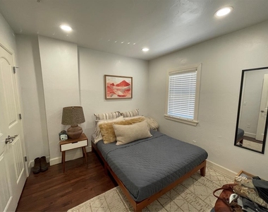 900 Nw 13th Street - Photo Thumbnail 3