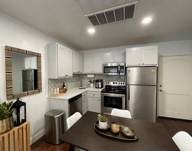 900 Nw 13th Street - Photo Thumbnail 6