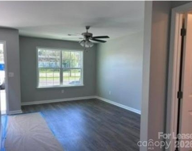 407 N Maple Street - Photo Thumbnail 3