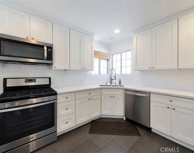 11613 Haynes Street - Photo Thumbnail 3