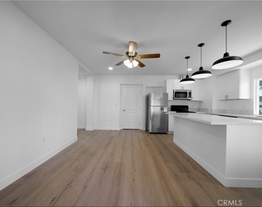 1438 N Summit Avenue - Photo Thumbnail 2