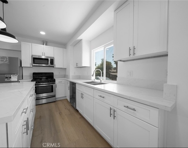 1438 N Summit Avenue - Photo Thumbnail 4