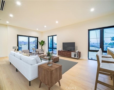 618 N Mariposa Avenue - Photo Thumbnail 8