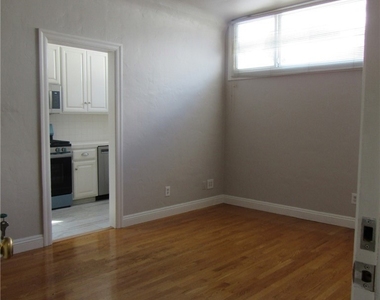2267 Honolulu Avenue - Photo Thumbnail 4