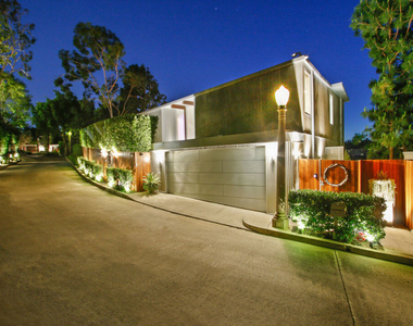 9416 Beverly Crest Drive - Photo Thumbnail 8
