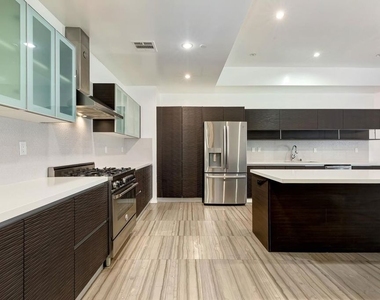 225 S Hamilton Drive - Photo Thumbnail 9