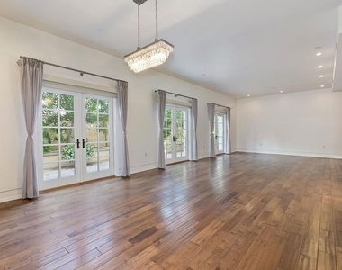 225 S Hamilton Drive - Photo Thumbnail 4