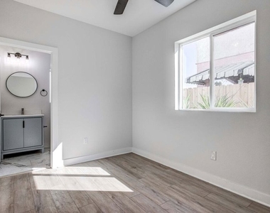 624 W 83rd Street - Photo Thumbnail 2