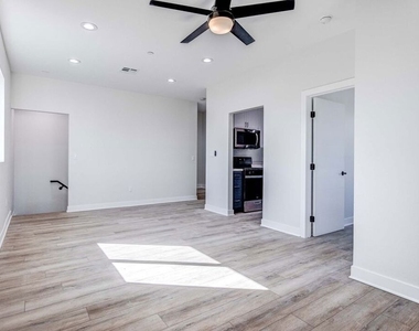 624 W 83rd Street - Photo Thumbnail 8