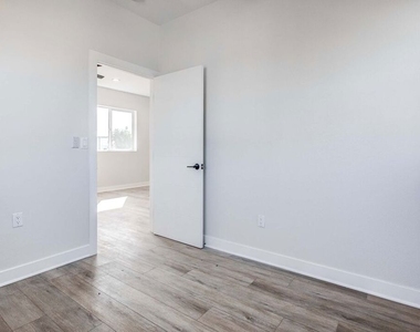 624 W 83rd Street - Photo Thumbnail 12