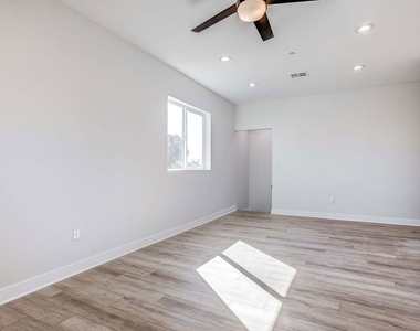 624 W 83rd Street - Photo Thumbnail 9