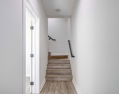 624 W 83rd Street - Photo Thumbnail 1