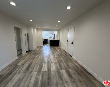 8818 Ramsgate Avenue - Photo Thumbnail 2