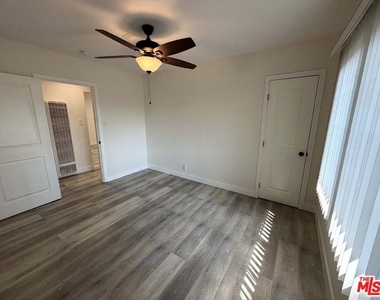 8818 Ramsgate Avenue - Photo Thumbnail 12