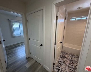 8818 Ramsgate Avenue - Photo Thumbnail 16