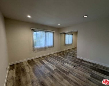 8818 Ramsgate Avenue - Photo Thumbnail 8