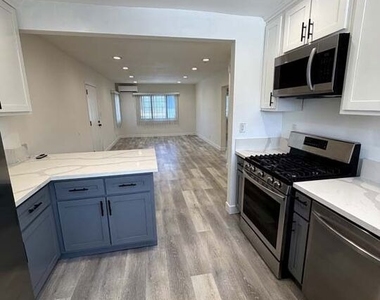 8818 Ramsgate Avenue - Photo Thumbnail 7