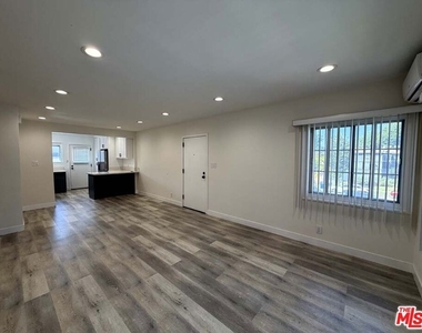 8818 Ramsgate Avenue - Photo Thumbnail 3