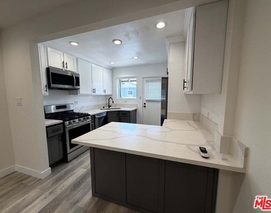 8818 Ramsgate Avenue - Photo Thumbnail 4