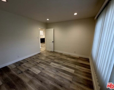 8818 Ramsgate Avenue - Photo Thumbnail 9